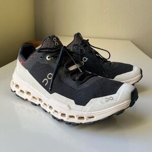 On Running Cloudventure shoes black white size 9 Womens